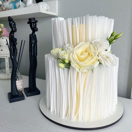 Wedding cake with fresh flowers