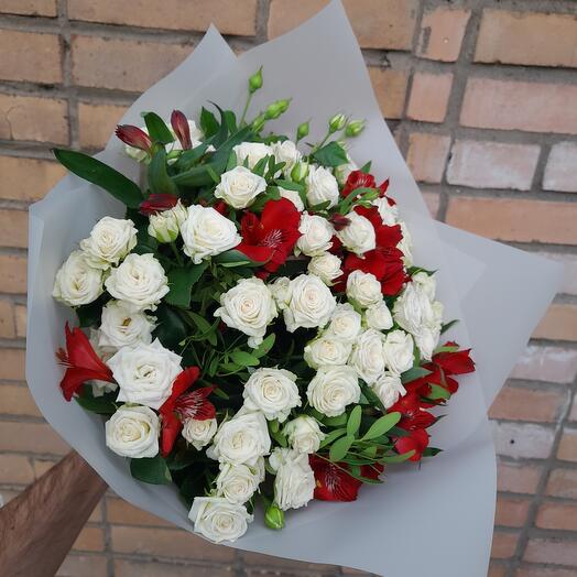Букет из кустовых роз и альстромерий