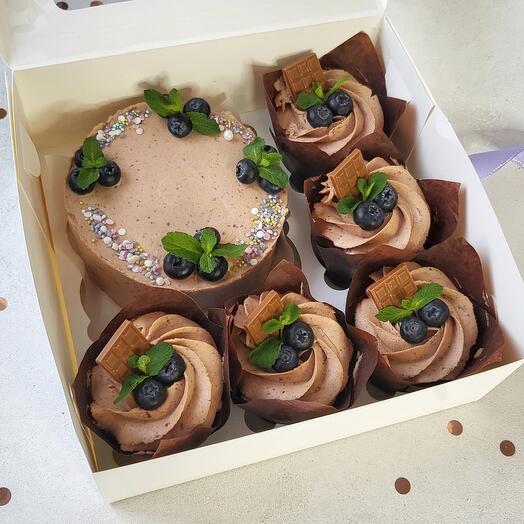 A set of bentos and 5 cupcakes