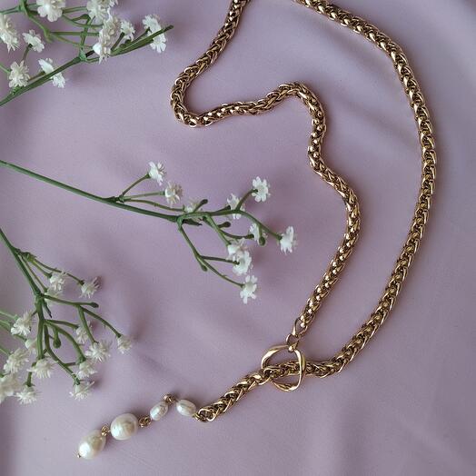 Колье-галстук из крупной цепи и культивированного белого жемчуга