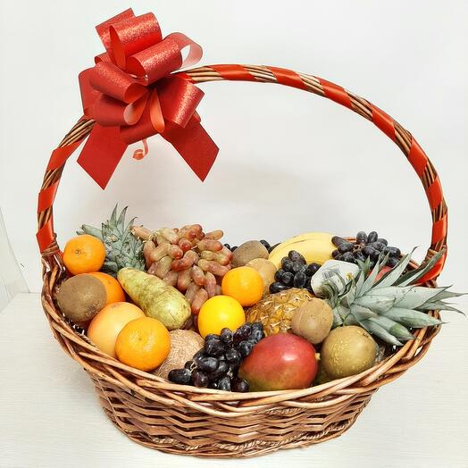 Большая корзина с фруктами