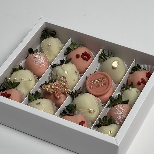 16 клубник в бельгийском белом и розовом шоколаде