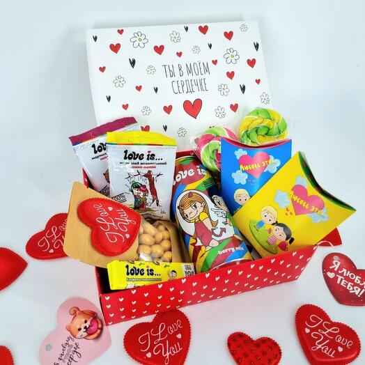 Сладкий подарок love is со сладостями