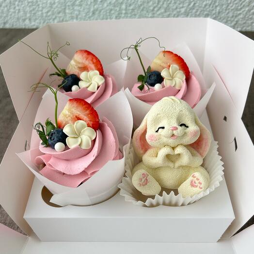 3 cupcakes con figura de chocolate