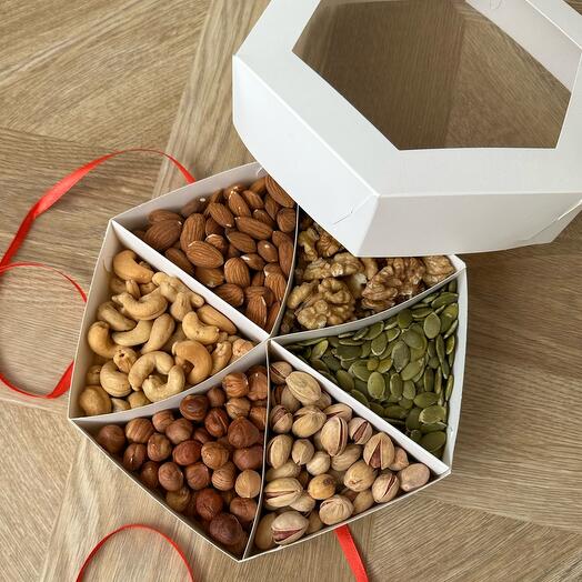 Бокс с орешками