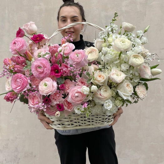 Яскраві квіти в кошику