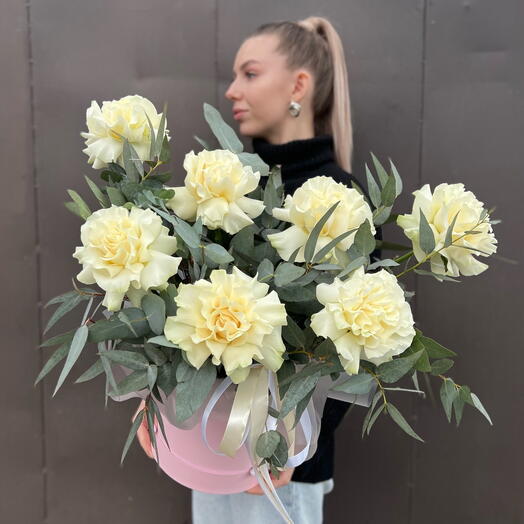 Букет белых роз с эвкалиптом в шляпной коробке