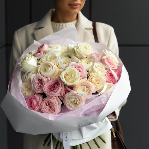 Duobucket of peony-shaped roses and ranunculus