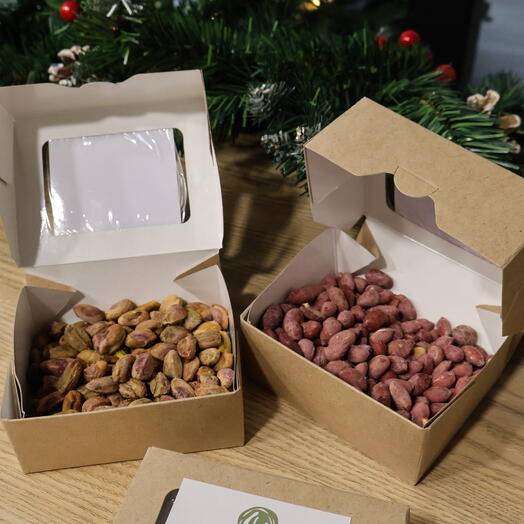 Set pistachios and peanuts