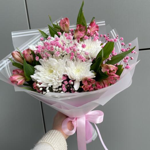 Букет комплимент из 1 хризантемы, 3 альстромерией и 1 розовой гипсофилы