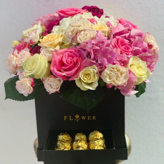 HYDRANGIA   MIX ROSES IN A BOX