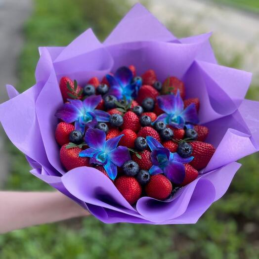 Букет из свежей клубники и орхидей