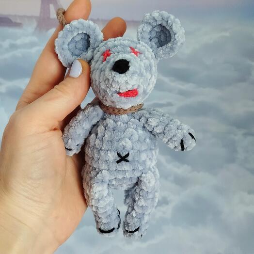 Вязаная игрушка подвесная "Мышь повесилась"