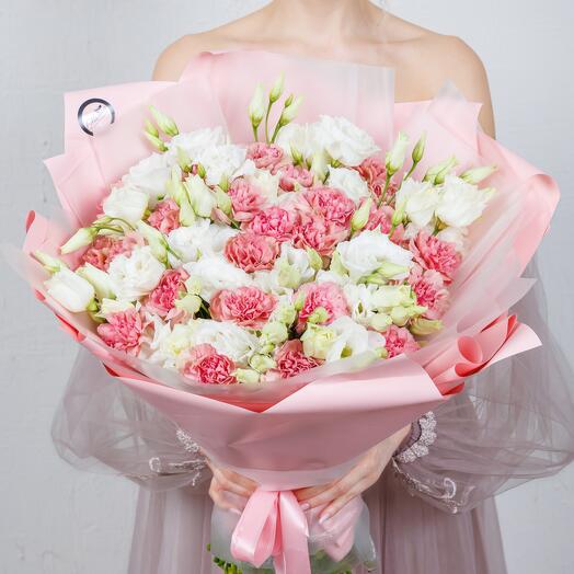 Ramo de eustoma blanco y claveles rosados