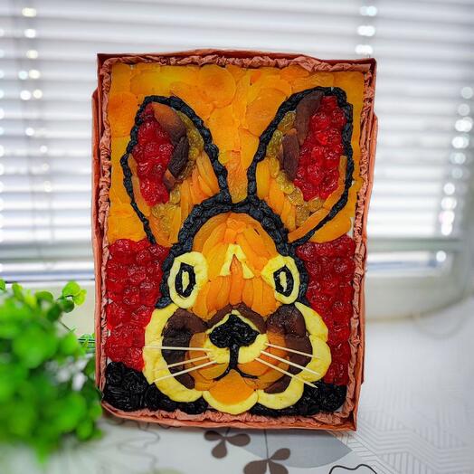 Картина из сухофруктов «Кролик»