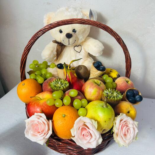 Корзина с фруктоми и с мишкой