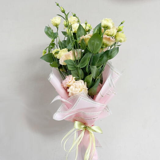 Bouquet  of cream eustomas, size S