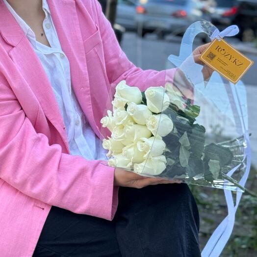 15 белых роз в прозрачной сумочке