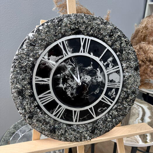 Часы с инкрустацией