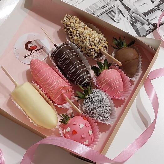 Set: 4 strawberries and 4 bananas