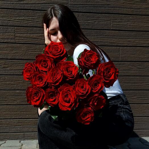 Розы красные эквадор 15шт. На ленте