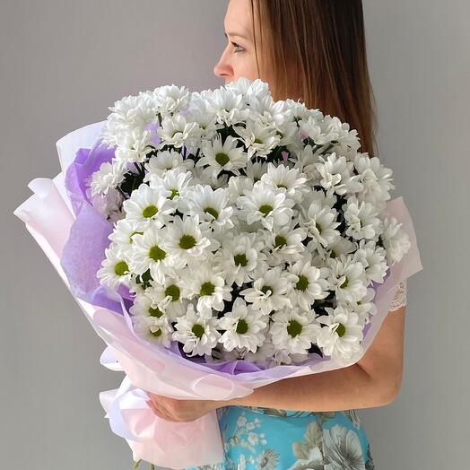 "Flower hugs" bouquet of chamomile-like chrysanthemums