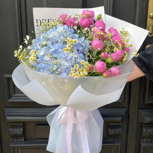 Сборный букет из пионовидной розы, голубой гортензии и матрикарии