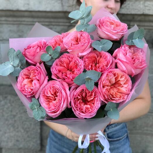 Роскошный букет из 11 пионовидных роз пинк экспрешн и эвкалипта (37)