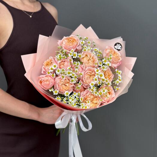 Fragrant daisies and peony-shaped roses (S)
