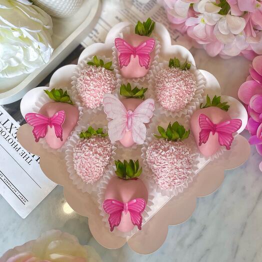 Fresas cubiertas de chocolate con mariposas