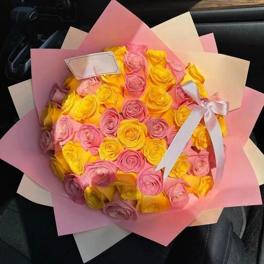 Микс розовых и желтых роз