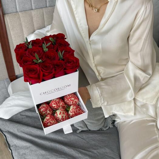 Цветы в коробке Шкатулка с розами и клубникой в шоколаде
