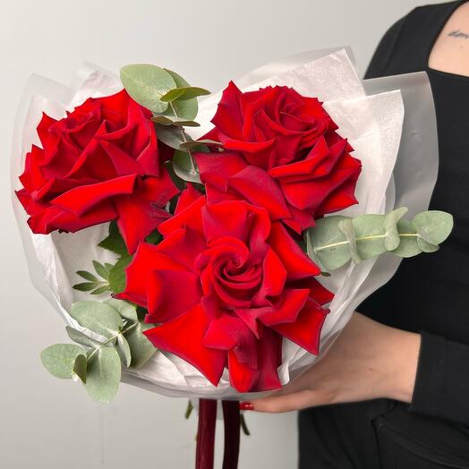 Ramo de rosas francesas rojas y eucalipto