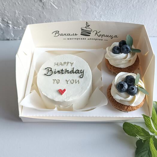 Juego de pastel de Bento y dos cupcakes de bayas con letras doradas