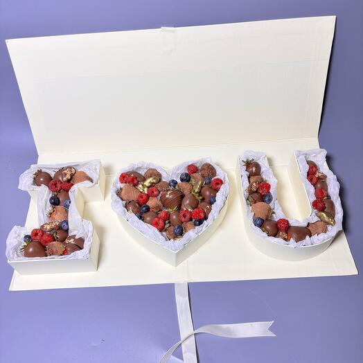 Клубника в шоколаде с ягодами в премиальной коробке I love you трюфельный десерт