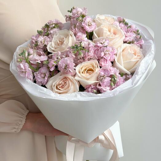 Ароматный букет из маттиолы и пионовидных ароматных роз