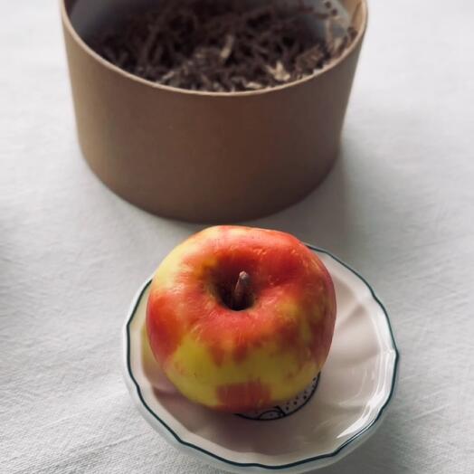 Яблоко с фарфоровым блюдечком