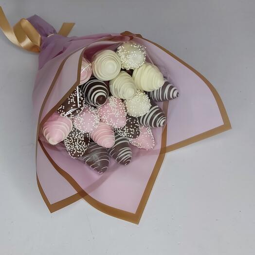 Мини букет из некрупной клубники в шоколаде