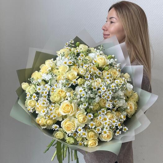 Bouquet of roses daisies and mattiola