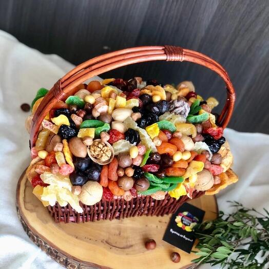 Корзинка с орехами и сухофруктами