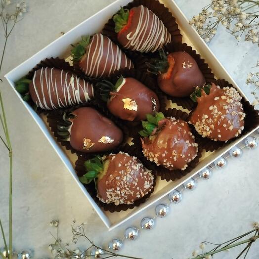 Клубника в шоколаде с дубайской начинкой 9 шт