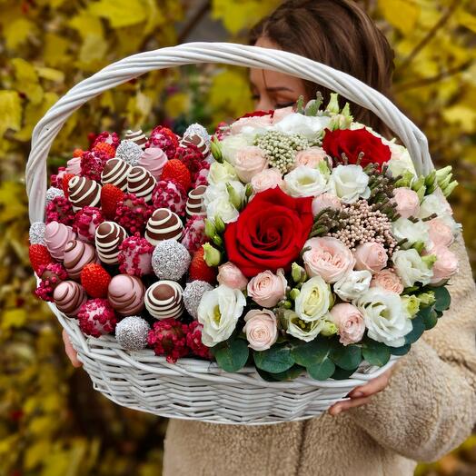 Корзина большая L с клубникой и цветами Berry mood 2 - 7 кг