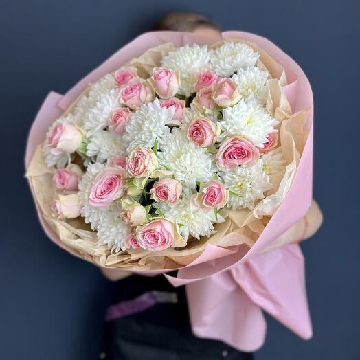 Пушистый букет из хризантем и кустовых роз (50247)