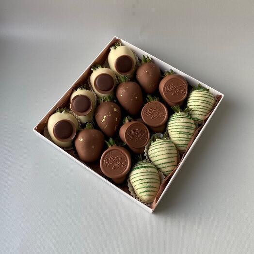 Набор клубники в шоколаде "НОВОГОДНИЙ" (16 шт)