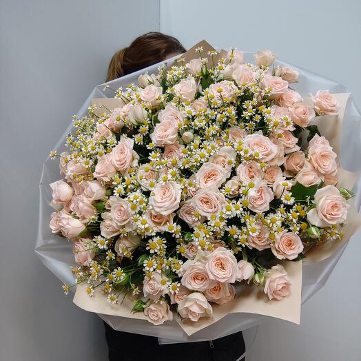 A large bouquet of cream bush roses and daisies⅞
