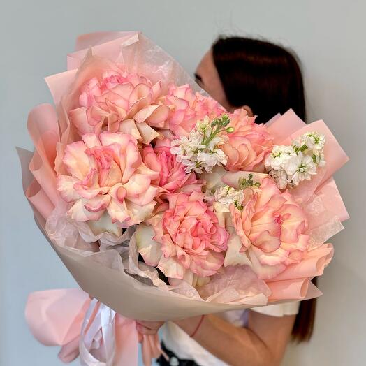 Ramo de rosas y mattiola