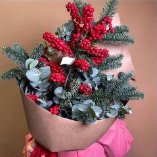 Новогодний букет с илексом, нобилисом и эвкалиптом