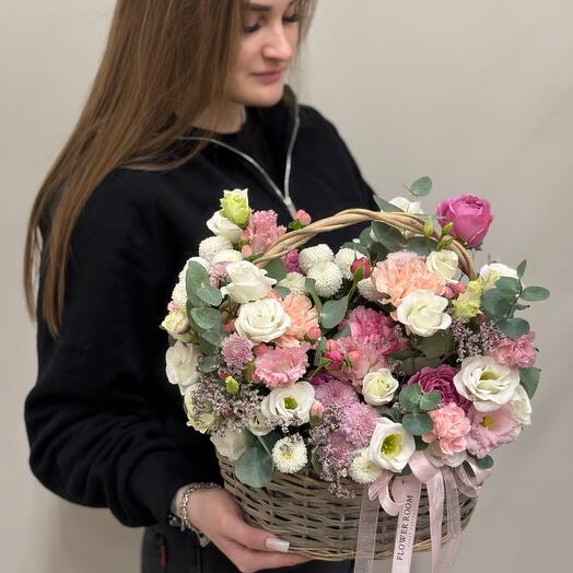 Корзина с цветами «Легкость»