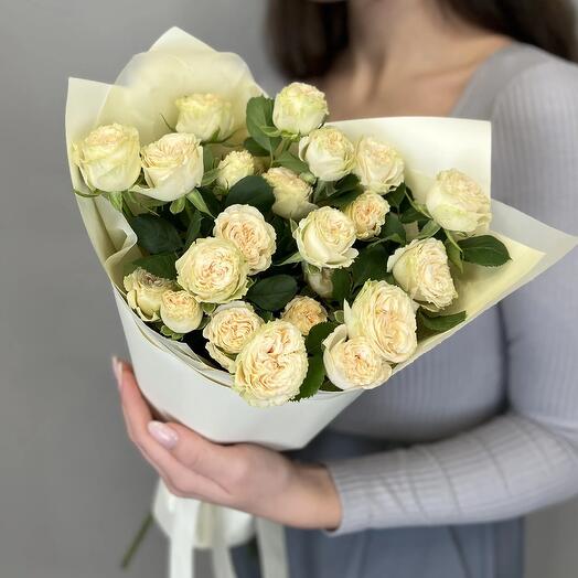 Monobucket made of bushy peach roses
