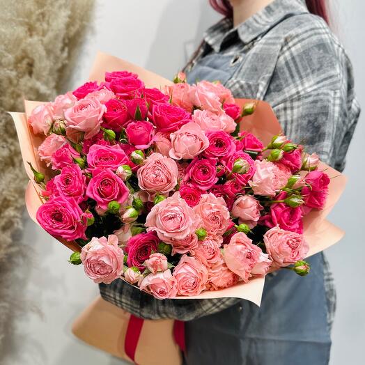 Bouquet of crimson and pink bush roses (02010242)